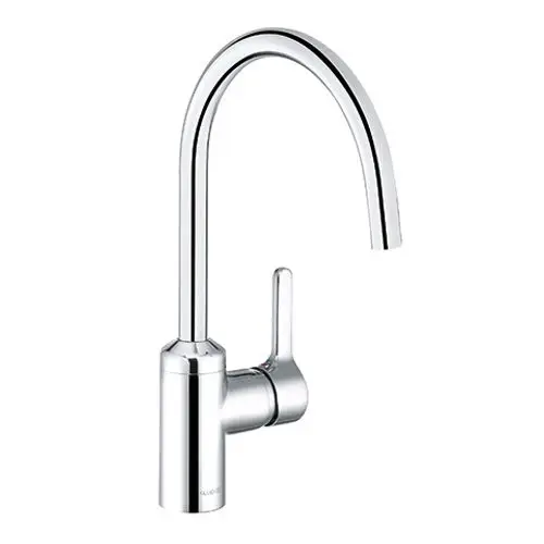 Eleganter Küchenarmatur aus verchromtem Metall mit hohem Auslauf und seitlichem Hebel für die Wassersteuerung.